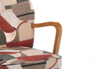 Fauteuil rétro en tissu motifs géométriques et accoudoirs en bois - HONEY